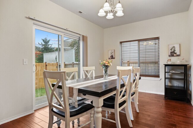 Building Photo - Well maintained 4 bedroom 2.5 bath home in...