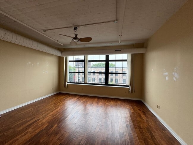 Building Photo - Down Town luxury condo is in a newly renov...