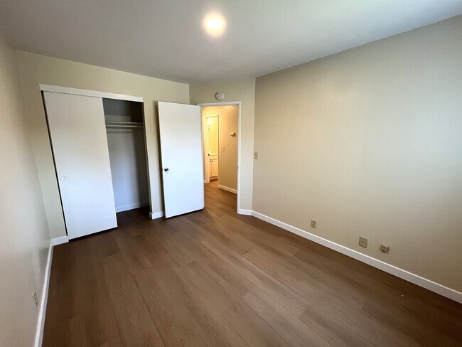 Building Photo - 2 Bedroom Apartment in North Park, Upstair...