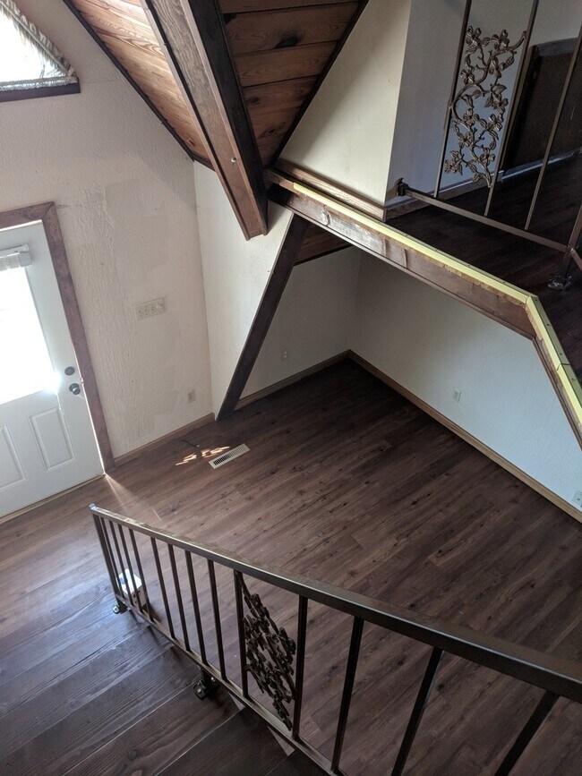 Building Photo - Newly Remodeled Affordable 2 Bedroom 1.5 B...