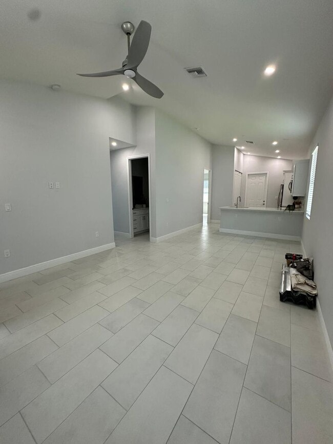 Building Photo - Single Family Home in San Carlos - STUDENTS WELCOME