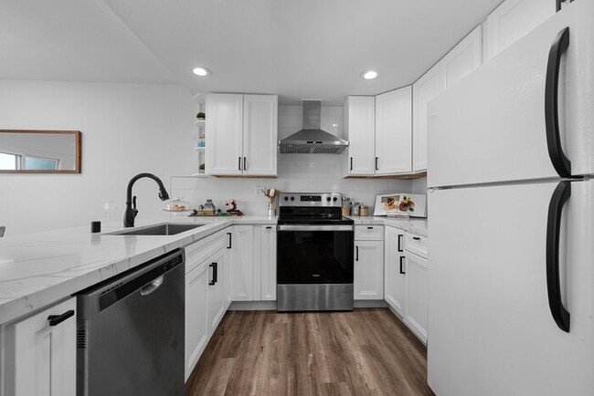 Building Photo - Beautifully remodeled 2 BR 2 BA condo w/ i...