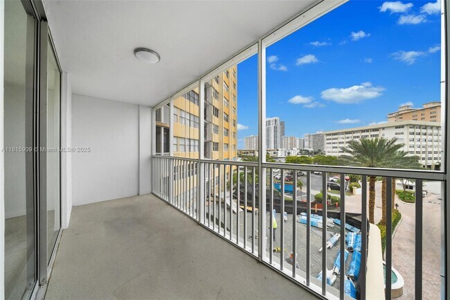 Building Photo - 100 Golden Isles Dr