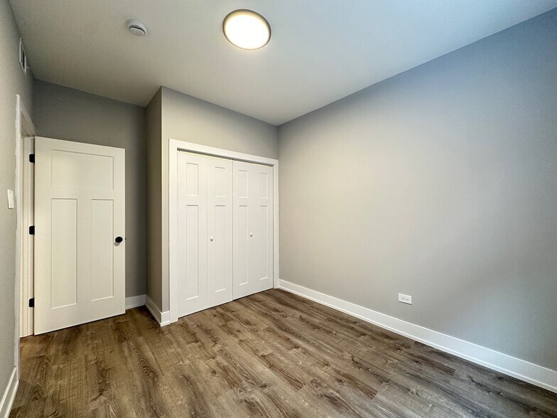 Building Photo - 434 W Aldine Ave