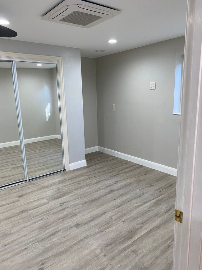 Building Photo - WONDERFUL 1 BEDROOM BASEMENT APARTMENT!!