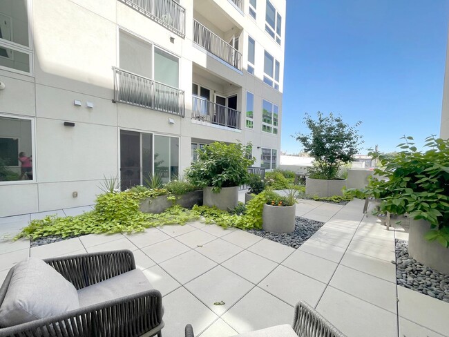 Building Photo - Improved Price!!!! Bustling Location! Mode...