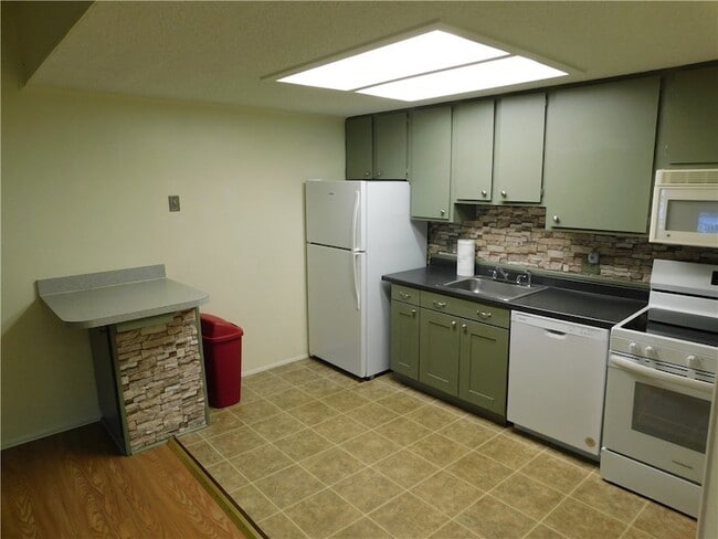 Building Photo - 543 7th Pl