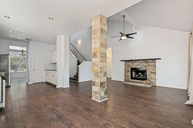 Building Photo - Charming 3 Bedroom 2.5 Baths located in Fall Creek!