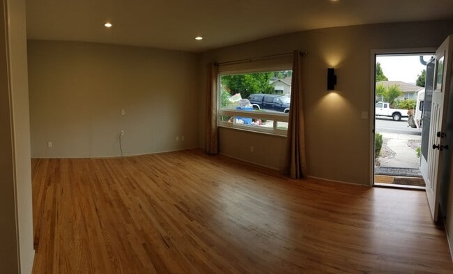 Building Photo - 5 bedrooms 2 baths close to campus and huge Backyard!