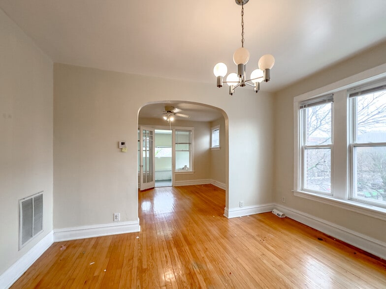 Building Photo - 5000 N Sawyer Ave