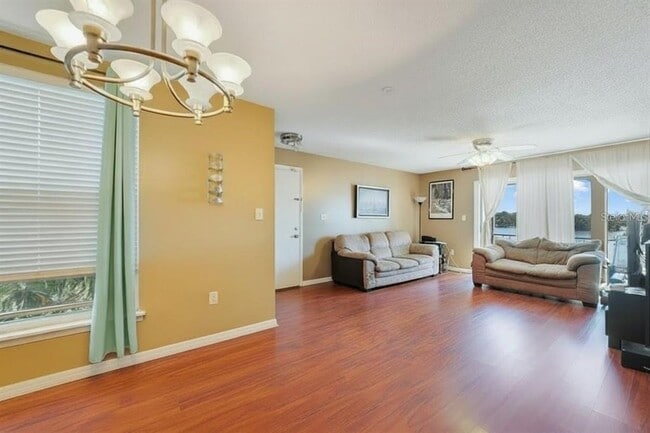 Building Photo - 512 Orange Dr