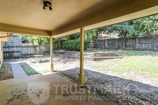 Building Photo - 800 Silver Creek Dr