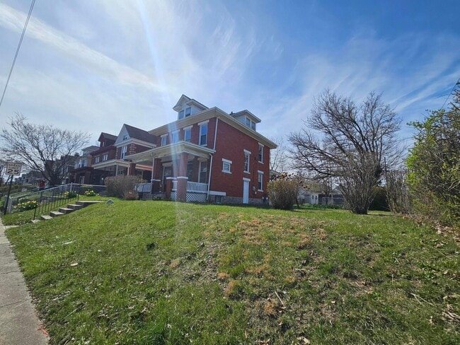 Building Photo - 831 Linwood Ave