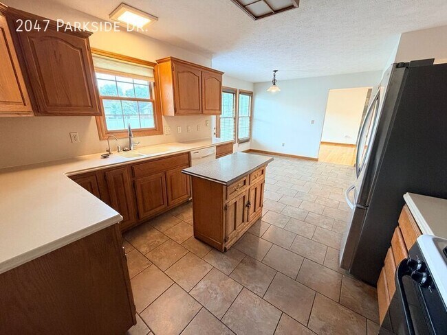 Building Photo - 2047 Parkside Dr