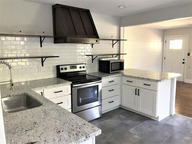 Primary Photo - Room for Rent in 3 Bedroom Home at Webster St