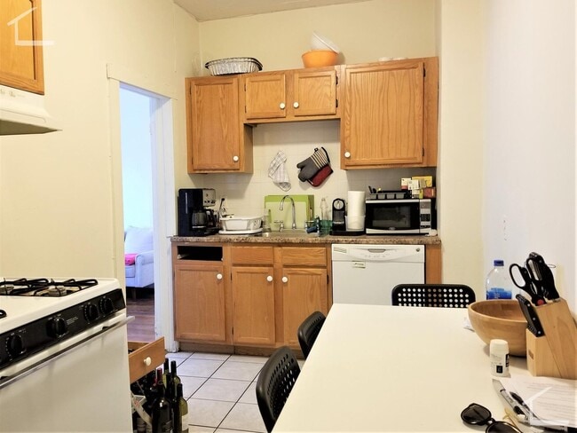 Building Photo - Packard's Corner three bedroom filled with sunlight