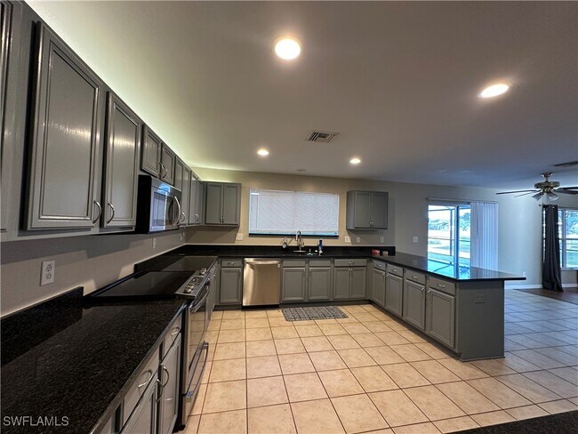 Building Photo - 8100 Allamanda Ct