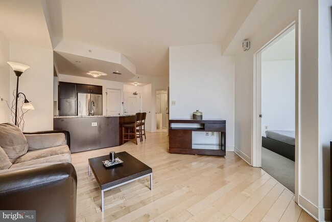 Building Photo - 675 S President St