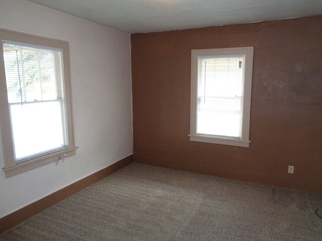Building Photo - 2 Bedroom House with One Car Garage Near D...