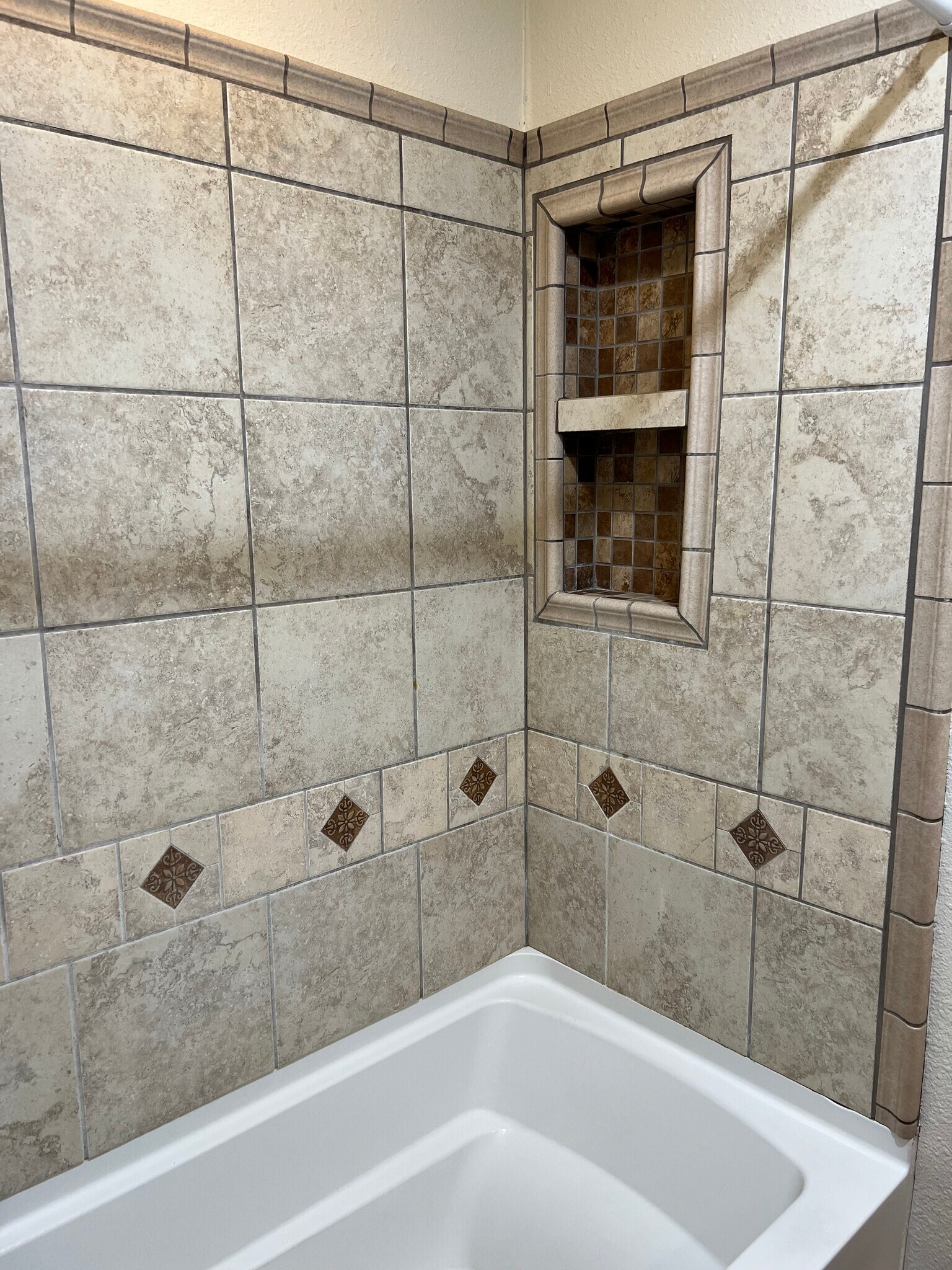 Building Photo - 819 Red Bird Ln