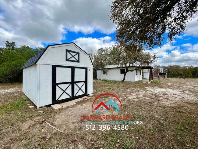 Building Photo - Country Living At It's Finest!