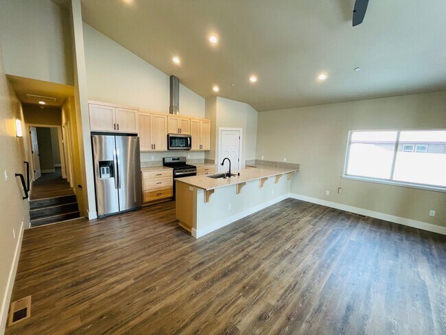 Building Photo - 3 bed 2 bath 1 car garage townhouse in Sou...