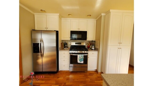 Building Photo - HUGE 5-BEDROOM home with separate BONUS ROOM for rent!!  Large fenced yard!!!