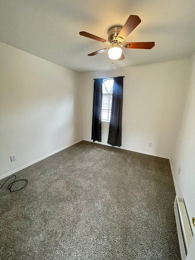 Building Photo - Manitou Springs 2 bedroom / 1 bath Available NOW