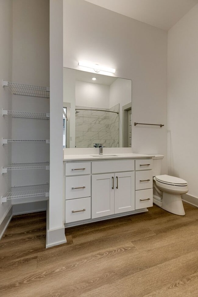 Building Photo - Walk to Geodis - 1 Bed Condo in WEHO!