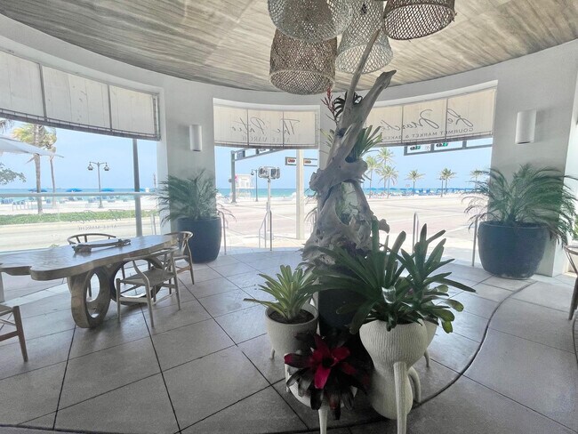 Building Photo - 3000 Riomar St