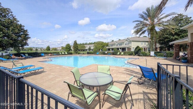 Building Photo - 6846 Roundleaf Dr
