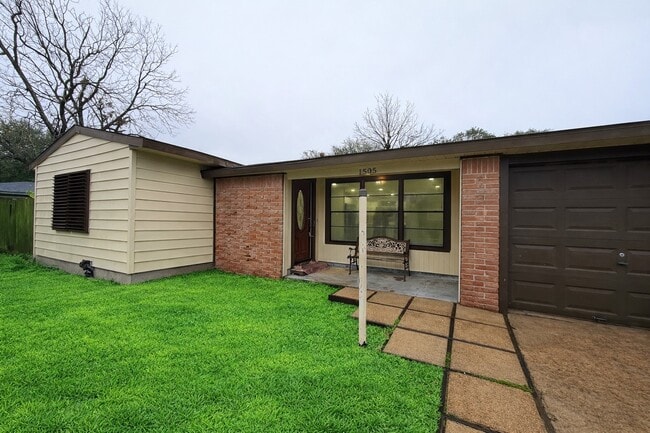 Building Photo - 1505 15th Ave N