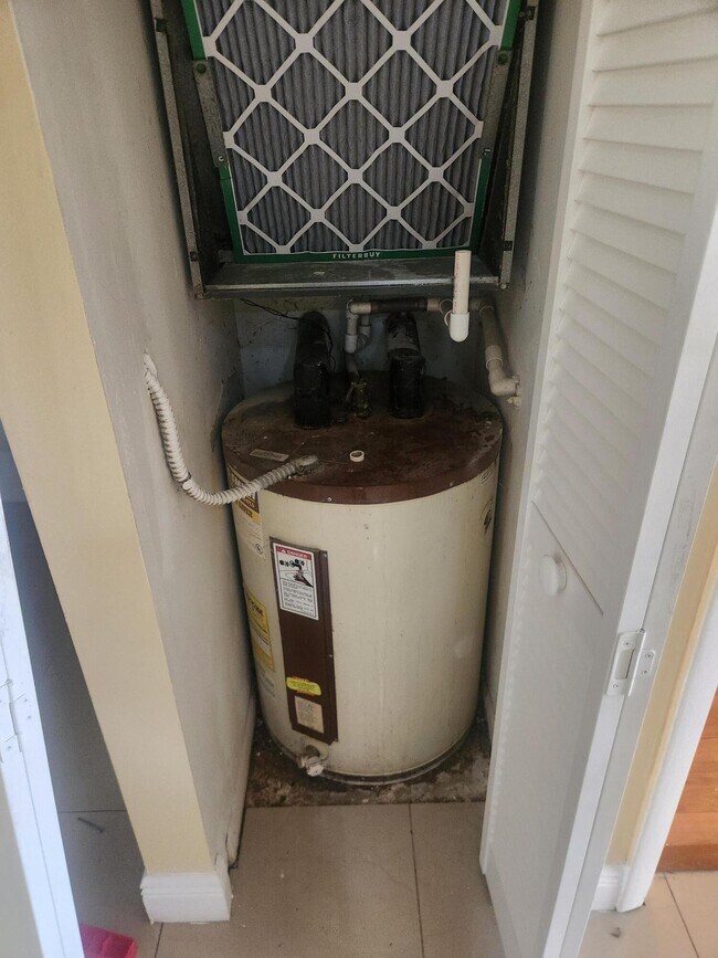 Building Photo - 5231 Pine Abbey Dr S