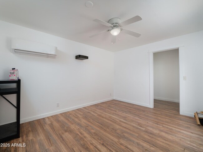 Building Photo - 121 W Orchid Ln