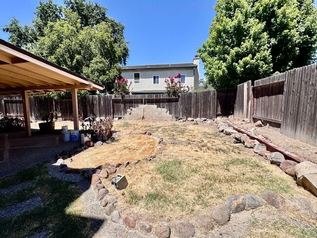 Building Photo - NOW AVAILABLE - 4 BED, 3 BATH, 2 CAR GARAG...