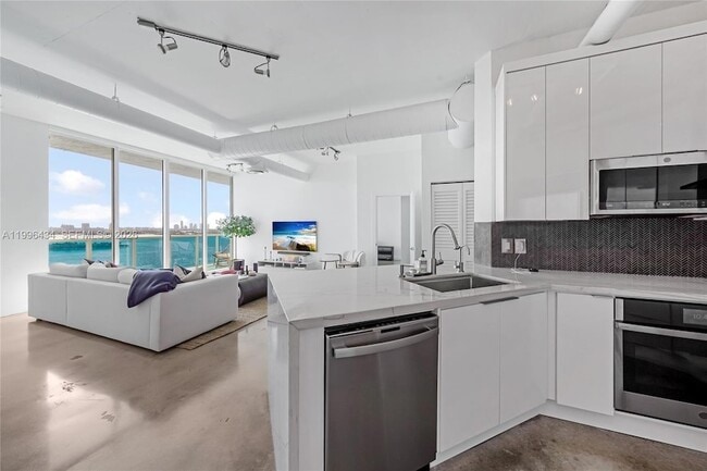 Building Photo - 700 NE 25th St