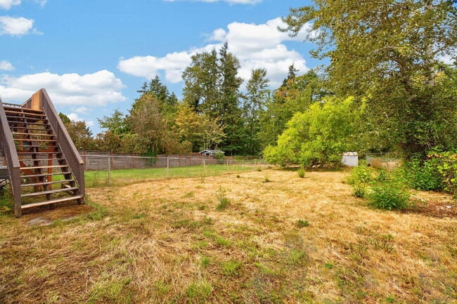 Building Photo - Top floor Duplex in Kent.  4 beds 2 bath with a very large private fenced yard and a 2-car garage...