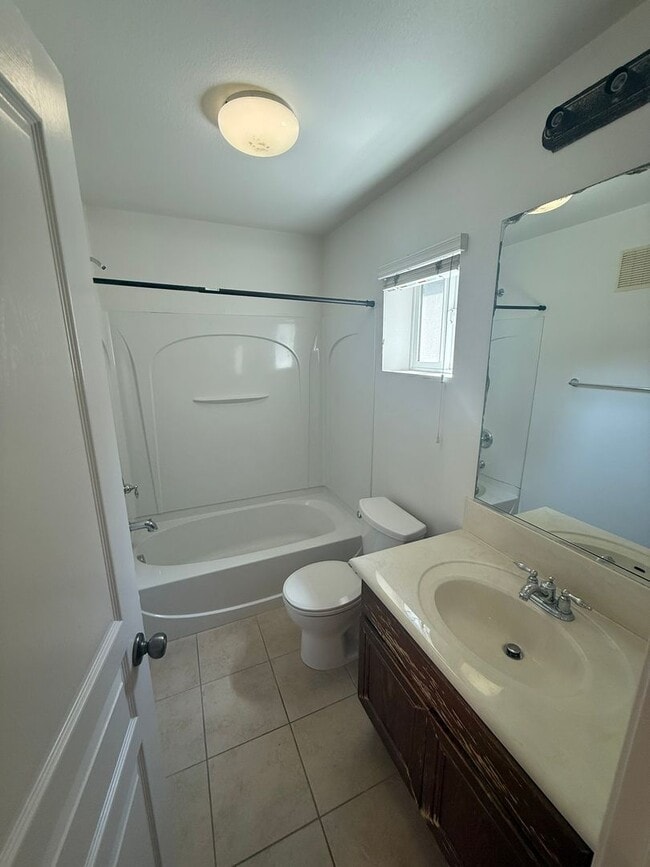 Building Photo - 3 bed 3 bath by Cal Sate!