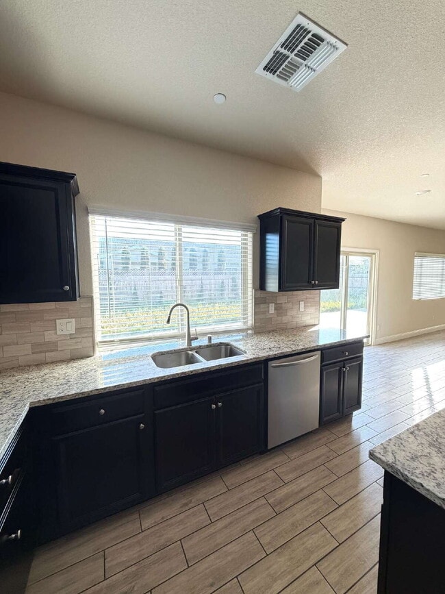 Building Photo - 2494 Valdes Dr