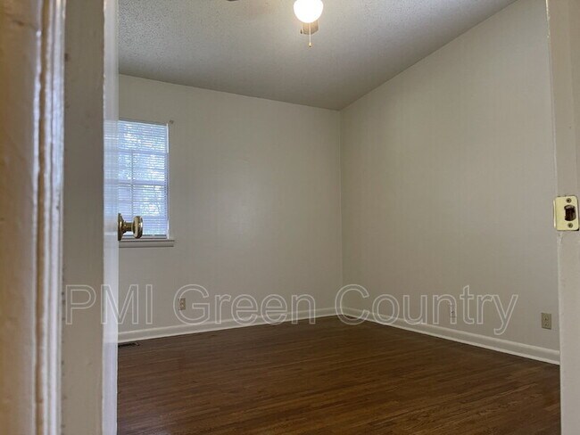 Building Photo - 5430 N Frankfort Pl