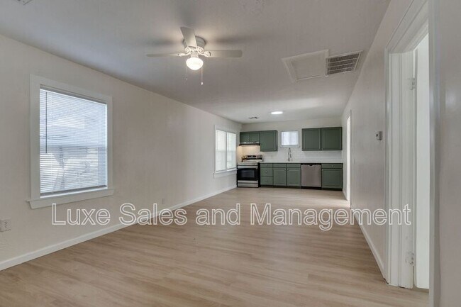 Building Photo - 905 E Rogers St