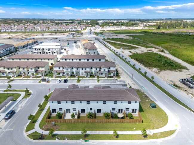 Building Photo - 2660 SE 28th St