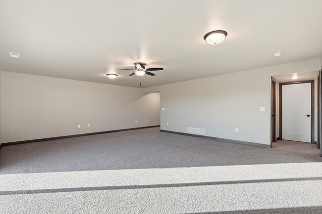 Building Photo - 720 Creekside Dr