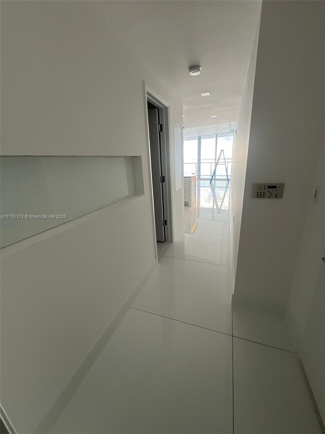 Building Photo - 17121 Collins Ave