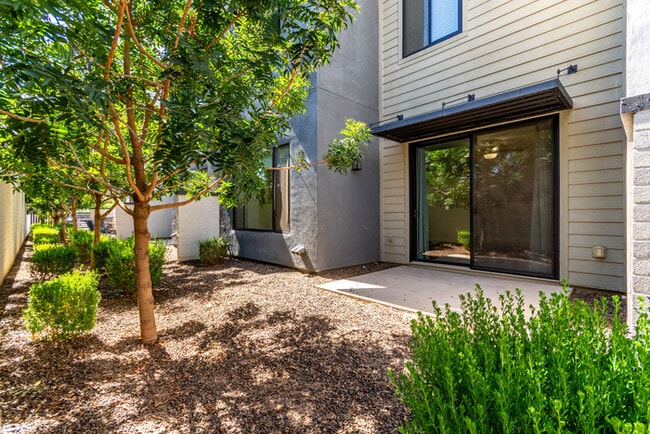 Building Photo - 165 E Lexington Ave