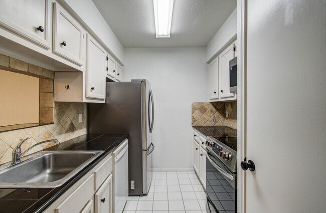 Building Photo - 5711 Sugar Hill Dr