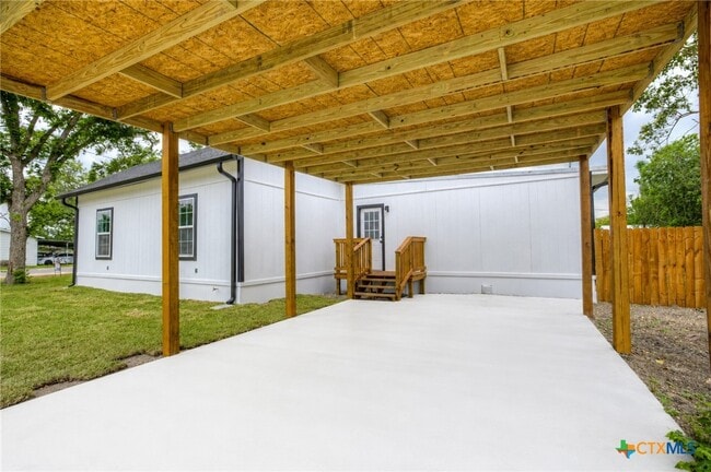 Building Photo - 312 N La Vernia St