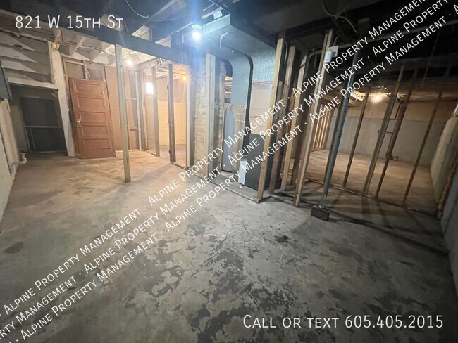 Building Photo - 821 W 15th St