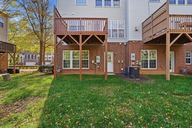 Building Photo - STUNNING TOWNHOME-AVAILABLE FOR IMMEDIATE ...