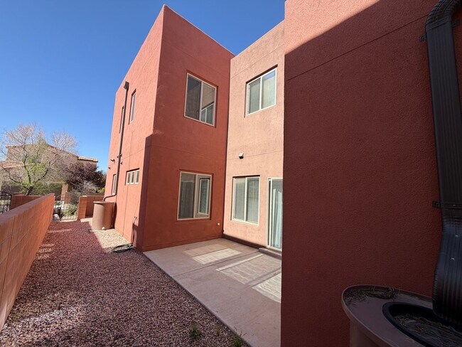 Building Photo - 3 Bedroom Town Home Near Rio Bravo Blvd SE & University Blvd SE In Mesa Del Sol!